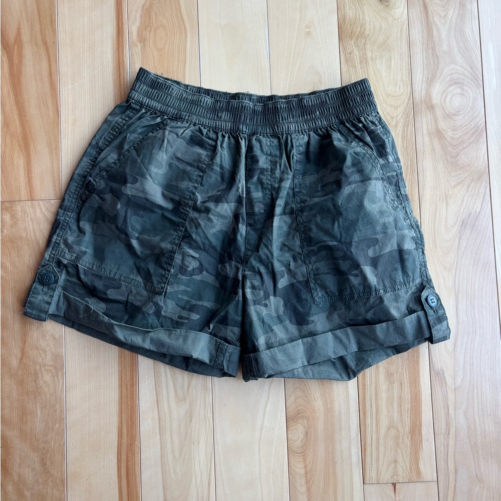 Evereve Green Camouflage Cargo Shorts- NWT